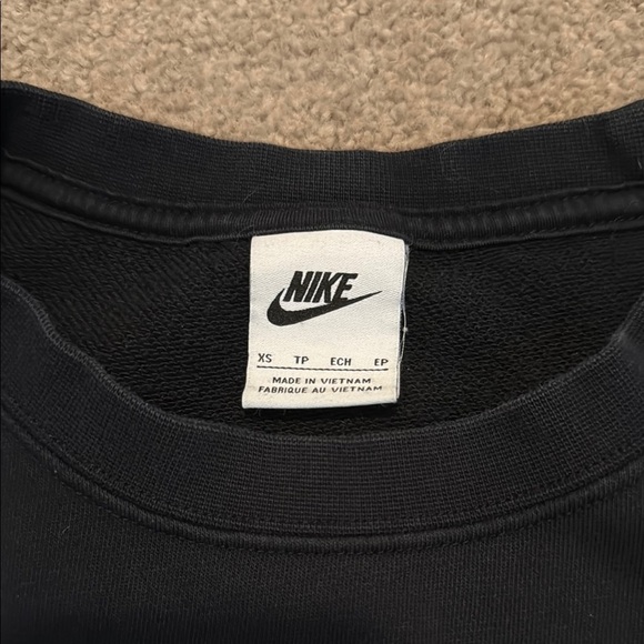 Nike Black Crewneck Sweatshirt Minimalist Design - Picture 3 of 7
